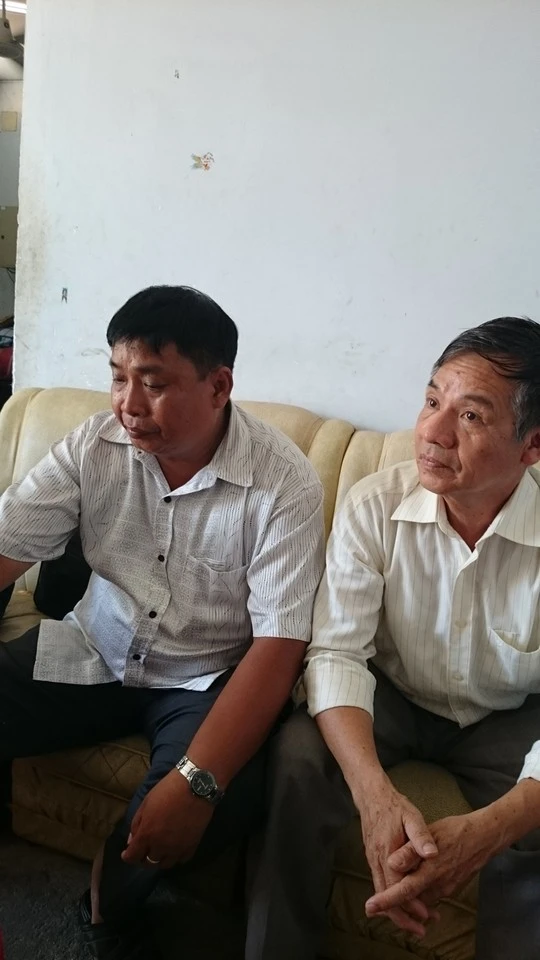 Đưa thi thể phi công Nguyễn Anh Tú về thăm nhà ảnh 3 Ông Nguyễn Văn Thi, cha anh Tú, thẫn thờ chờ đón con.