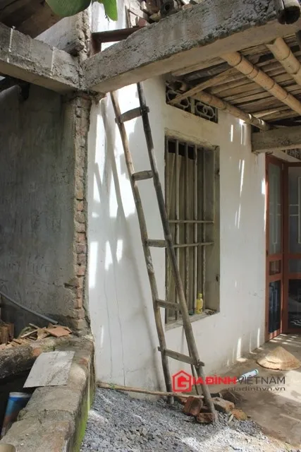 Lối lên các tầng cao chỉ có một cách duy nhất là trèo thang 