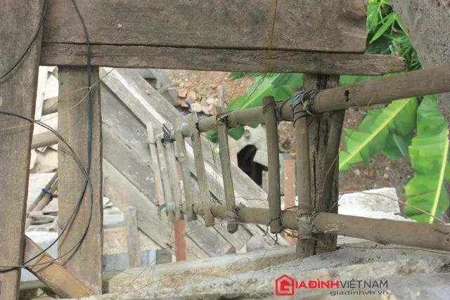 Lối lên tầng duy nhất trờ thành 