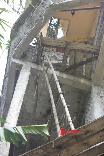 Mấy năm gần đây, do bị bệnh nên ông Cường bỏ dở ngôi nhà đang xây...