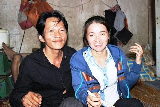 Chuyển tòa án xét xử vụ 5 triệu Yen ảnh 2 Đôi vợ chồng ve chai nói dù giàu hay nghèo họ vẫn lao động, vẫn yêu thương nhau.
