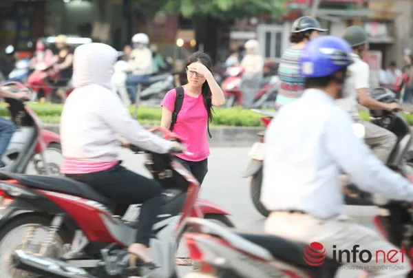 Dỡ cầu đi bộ, hàng trăm sinh viên phải băng qua đường giờ nguy hiểm ảnh 9 Dỡ cầu đi bộ, hàng trăm sinh viên phải băng qua đường giờ nguy hiểm ảnh 9