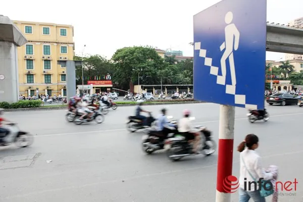 Dỡ cầu đi bộ, hàng trăm sinh viên phải băng qua đường giờ nguy hiểm ảnh 12 Dỡ cầu đi bộ, hàng trăm sinh viên phải băng qua đường giờ nguy hiểm ảnh 12