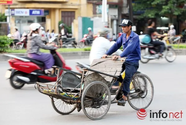 Dỡ cầu đi bộ, hàng trăm sinh viên phải băng qua đường giờ nguy hiểm ảnh 1 Dỡ cầu đi bộ, hàng trăm sinh viên phải băng qua đường giờ nguy hiểm ảnh 1