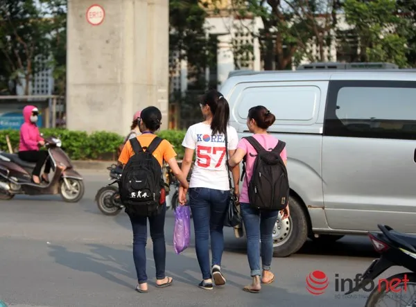 Dỡ cầu đi bộ, hàng trăm sinh viên phải băng qua đường giờ nguy hiểm ảnh 5 Dỡ cầu đi bộ, hàng trăm sinh viên phải băng qua đường giờ nguy hiểm ảnh 5