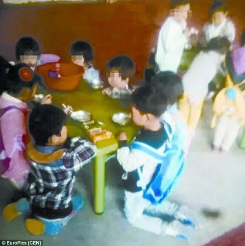 Sốc với cảnh học sinh mầm non Trung Quốc bị bắt quỳ ăn cơm ảnh 2 - 2