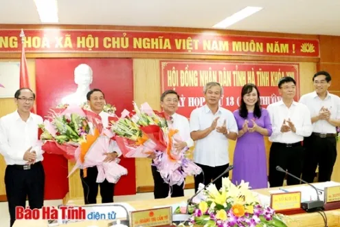 Lãnh đạo Hà Tĩnh chúc mừng tân Chủ tịch HĐND tỉnh Võ Kim Cự và Chủ tịch UBND tỉnh Lê Đình Sơn. Ảnh Báo Hà Tĩnh Lãnh đạo Hà Tĩnh chúc mừng tân Chủ tịch HĐND tỉnh Võ Kim Cự và Chủ tịch UBND tỉnh Lê Đình Sơn. Ảnh Báo Hà Tĩnh