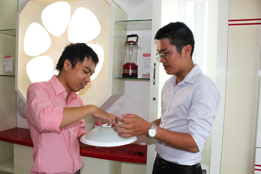 Ra mắt đèn LED cảm ứng “made in Vietnam” ảnh 1 Ra mắt đèn LED cảm ứng “made in Vietnam” ảnh 1