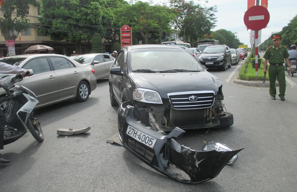 Xe Fortuner tông rớt bánh xe con, gãy cột điện rồi lật ngửa ảnh 2