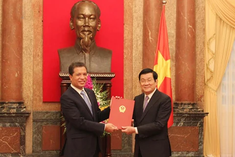 Chủ tịch nước Trương Tấn Sang trao Quyết định bổ nhiệm đại sứ. Ảnh: VOV