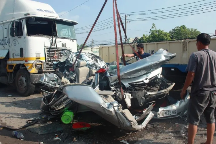 Xe đầu kéo tông nát xe con, 5 người cùng một nhà thiệt mạng ảnh 1 Xe đầu kéo tông nát xe con, 5 người cùng một nhà thiệt mạng ảnh 1