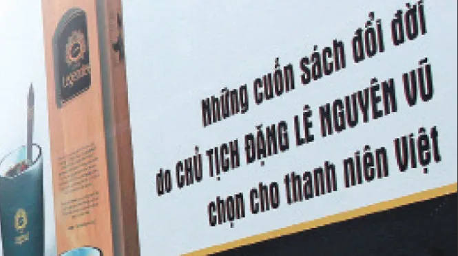 “Những cuốn sách đổi đời do chủ tịch Đặng Lê Nguyên Vũ chọn cho thanh niên Việt” - đó là dòng chữ xuất hiện trên các bảng hiệu của cà phê Trung Nguyên mà UBND tỉnh Đắk Lắk quyết định thu hồi - Ảnh: Trung Tân “Những cuốn sách đổi đời do chủ tịch Đặng Lê Nguyên Vũ chọn cho thanh niên Việt” - đó là dòng chữ xuất hiện trên các bảng hiệu của cà phê Trung Nguyên mà UBND tỉnh Đắk Lắk quyết định thu hồi - Ảnh: Trung Tân