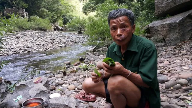 Kỳ lạ trò chơi chọi đá của người A Rem ảnh 1