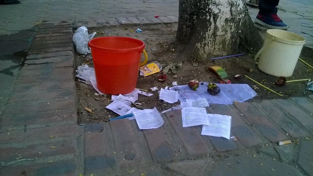 Phao thi la liệt sau buổi thi môn Văn ảnh 7