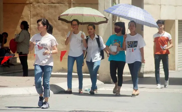 Thí sinh vào thi môn Hóa học trong cái nắng 40 độ C ảnh 1