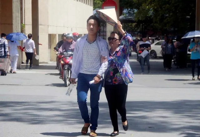 Thí sinh vào thi môn Hóa học trong cái nắng 40 độ C ảnh 2