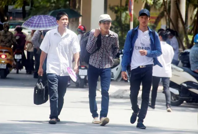 Thí sinh vào thi môn Hóa học trong cái nắng 40 độ C ảnh 3