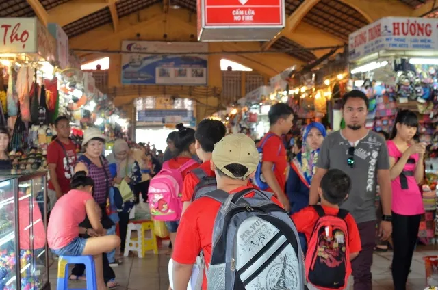 Chùm ảnh: Các bé ‘quậy tưng’ chợ Bến Thành ảnh 9