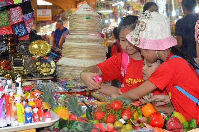 Chùm ảnh: Các bé ‘quậy tưng’ chợ Bến Thành ảnh 12