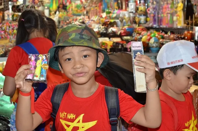 Chùm ảnh: Các bé ‘quậy tưng’ chợ Bến Thành ảnh 13