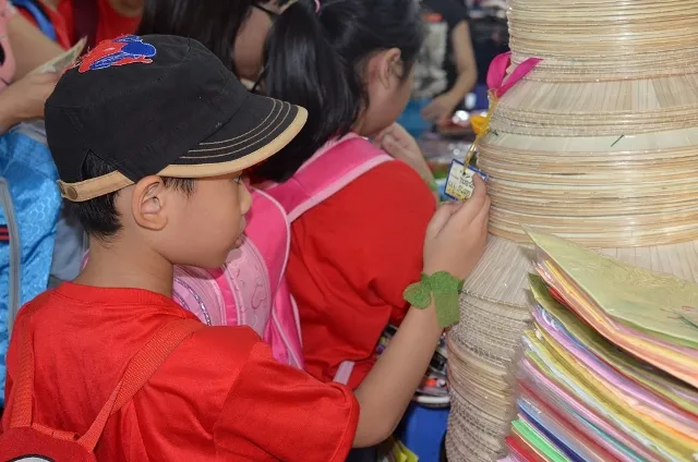 Chùm ảnh: Các bé ‘quậy tưng’ chợ Bến Thành ảnh 14