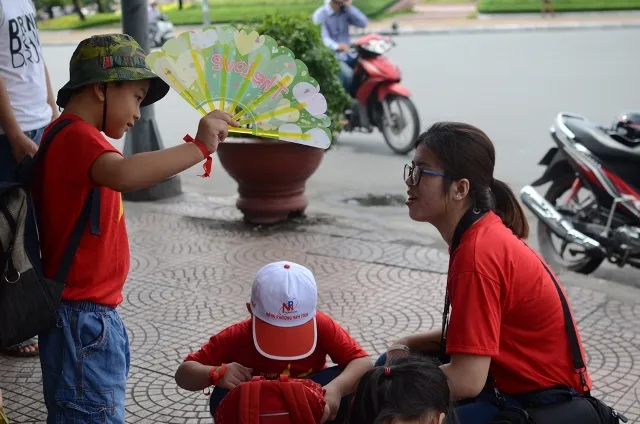 Chùm ảnh: Các bé ‘quậy tưng’ chợ Bến Thành ảnh 16