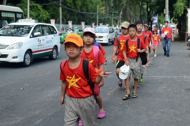 Chùm ảnh: Các bé ‘quậy tưng’ chợ Bến Thành ảnh 4