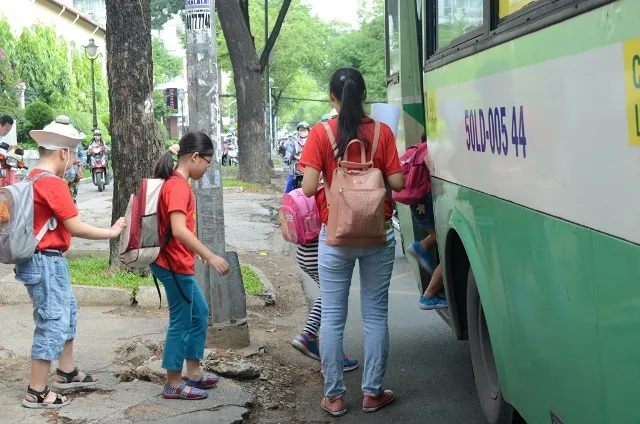 Chùm ảnh: Các bé ‘quậy tưng’ chợ Bến Thành ảnh 7