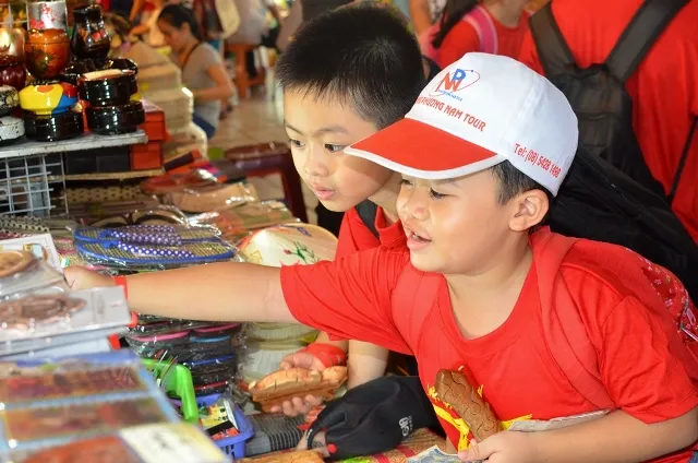 Chùm ảnh: Các bé ‘quậy tưng’ chợ Bến Thành ảnh 10