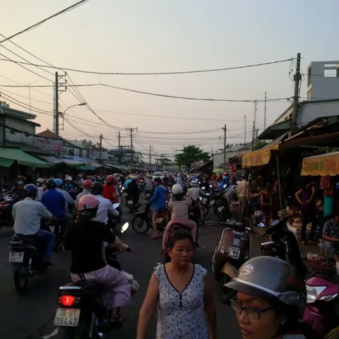 Dẹp chợ lề đường: Chẳng lẽ bó tay? ảnh 2 Dẹp chợ lề đường: Chẳng lẽ bó tay? ảnh 2