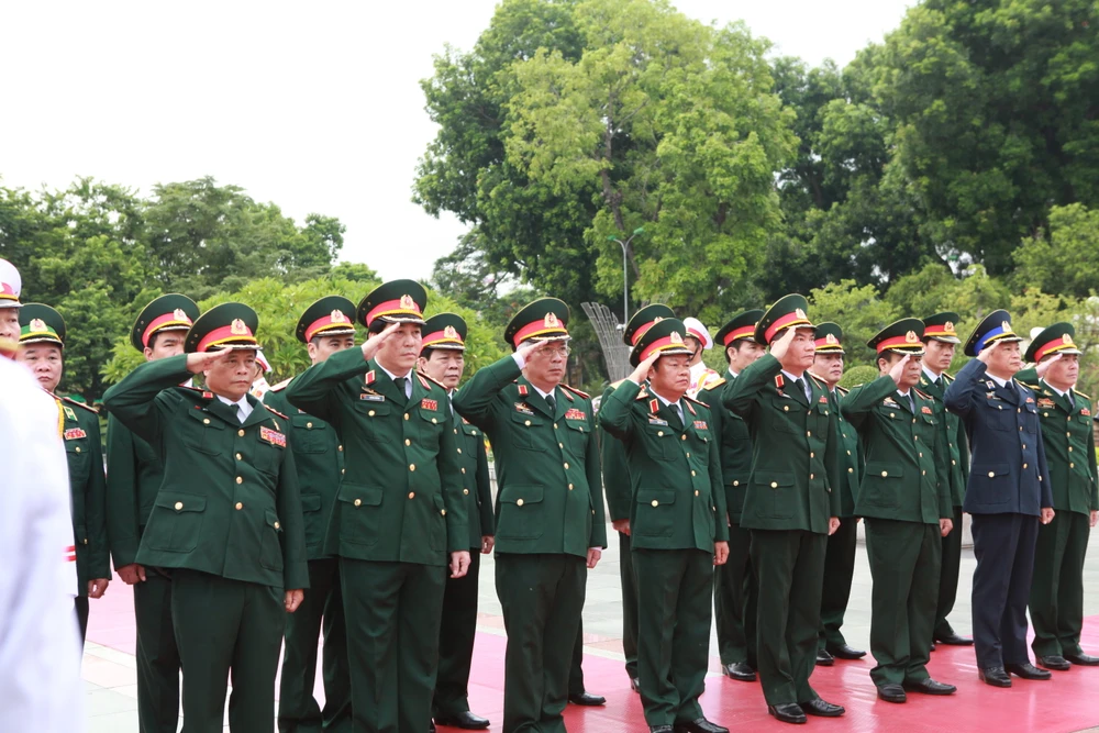 Lãnh đạo Đảng, Nhà nước tưởng niệm các Anh hùng liệt sỹ ảnh 2