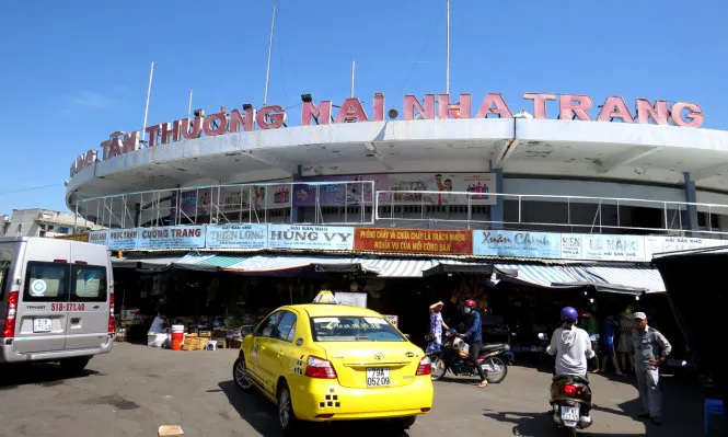 Theo chủ tịch UBND tỉnh Khánh Hòa, chợ Đầm tròn sẽ được giữ lại và cải tạo để tiểu thương tiếp tục kinh doanh bên cạnh chợ Đầm mới - Ảnh: Duy Thanh Theo chủ tịch UBND tỉnh Khánh Hòa, chợ Đầm tròn sẽ được giữ lại và cải tạo để tiểu thương tiếp tục kinh doanh bên cạnh chợ Đầm mới - Ảnh: Duy Thanh