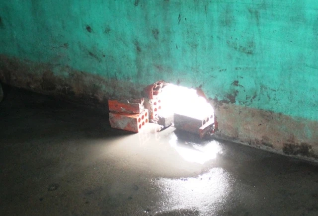 Bùn ngập ngang vai nơi vùng tâm lũ ảnh 3