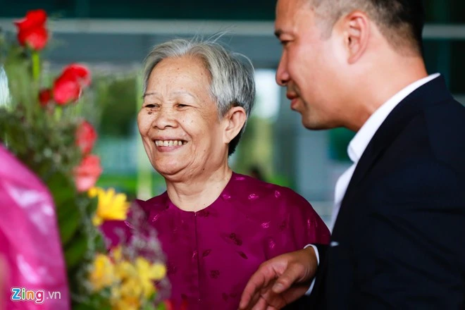Bà Nguyễn Thị Ba rạng rỡ trong ngày gặp lại con trai sau 40 năm xa cách. "Khi tôi đang điều trị tại bệnh viện, người ta báo tin với tôi rằng họ đã tìm được con trai của tôi", người mẹ vốn trầm ngâm chia sẻ với phóng viên Zing.vn. Trong khi đó, tất cả những ký ức về mẹ của Dũng trong những ngày sống tại Mỹ là tờ giấy cam kết cho con của bà Ba, cùng thông tin quê ngoại là ở tỉnh Bình Thuận. Cuộc đoàn tụ với mẹ sau 40 năm của đứa trẻ Babylift
