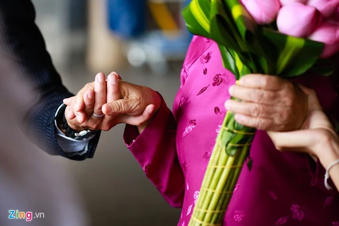 Dũng cho biết, anh đã ấp ủ rất nhiều câu hỏi và mong được mẹ giải đáp trong ngày đoàn tụ. Tuy nhiên, anh muốn nhắn nhủ tâm sự quan trọng nhất đến mẹ ruột rằng: "Cuộc đời con đã biến chuyển rất tốt. Mẹ đã cố gắng bằng tất cả khả năng. Dù hoàn cảnh của mẹ khi xưa như thế nào, mẹ đã nỗ lực để chắc chắn con sẽ được hưởng những điều tốt đẹp nhất. Con không oán hận và cũng không giận mẹ". Dũng nói, việc trở thành con nuôi chính là cơ hội thứ 2 để anh sống một cuộc sống mà mẹ ruột đã mong muốn khi sinh anh. Cuộc đoàn tụ với mẹ sau 40 năm của đứa trẻ Babylift