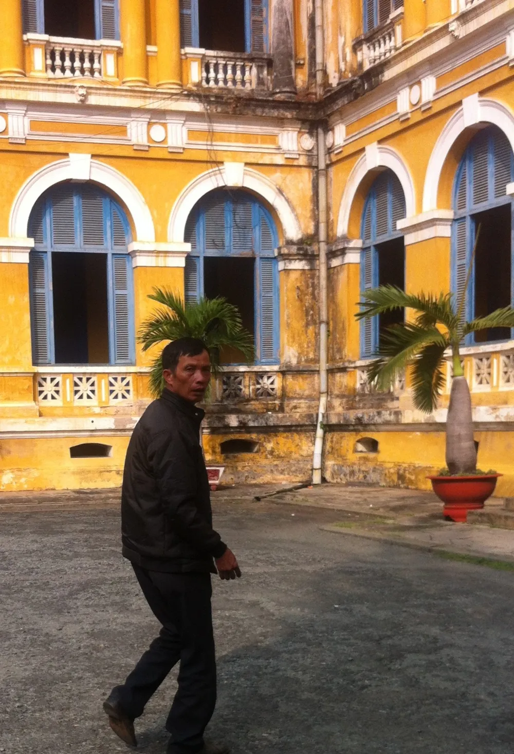 Trả hồ sơ điều tra bổ sung vụ 'Sáng tố, chiều mới hiếp' ảnh 1