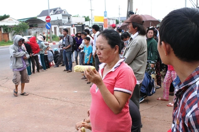 Người dân bỏ việc ra hiện trường theo dõi thực nghiệm vụ thảm sát ở Bình Phước ảnh 8