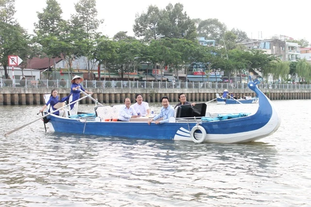 Chùm ảnh ngày đầu khai trương tuyến du ngoạn kênh Nhiêu Lộc-Thị Nghè ảnh 11