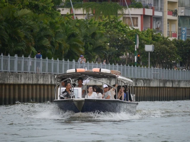 Chùm ảnh ngày đầu khai trương tuyến du ngoạn kênh Nhiêu Lộc-Thị Nghè ảnh 9