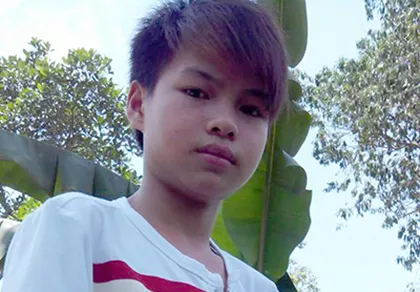 Học sinh lớp 11 dũng cảm lao xuống dòng nước lũ cứu cô giáo ảnh 1