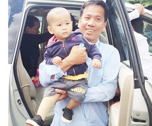 Bé văng ra khỏi bụng mẹ tập đi với chân giả ảnh 1