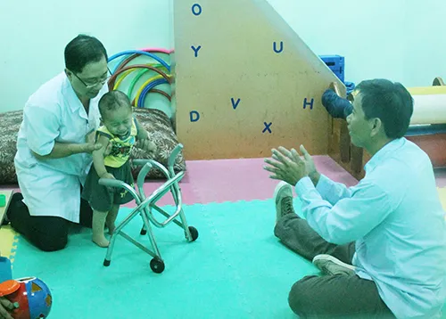 Bé văng ra khỏi bụng mẹ tập đi với chân giả ảnh 2