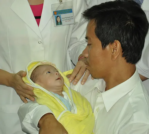 Bé văng ra khỏi bụng mẹ tập đi với chân giả ảnh 5