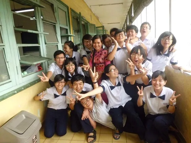 Cô giáo Nguyễn Thị Lâm cùng học trò.