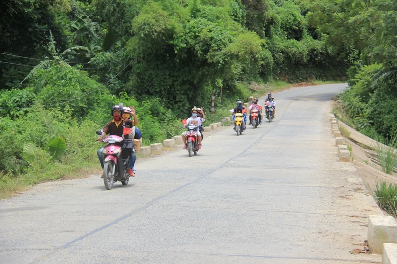 Ngủ nhà sàn, tắm tập thể ảnh 1