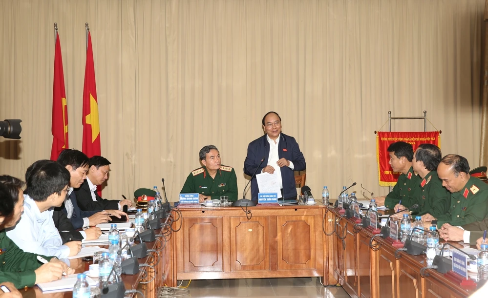 Phó Thủ tướng Nguyễn Xuân Phúc biểu dương BQL Lăng tổ chức tu bổ thi hài Bác định kỳ thành công, thi hài Bác được giữ gìn ở trạng thái tốt nhất. Ảnh: VGP/Lê Sơn. Phó Thủ tướng Nguyễn Xuân Phúc biểu dương BQL Lăng tổ chức tu bổ thi hài Bác định kỳ thành công, thi hài Bác được giữ gìn ở trạng thái tốt nhất. Ảnh: VGP/Lê Sơn.