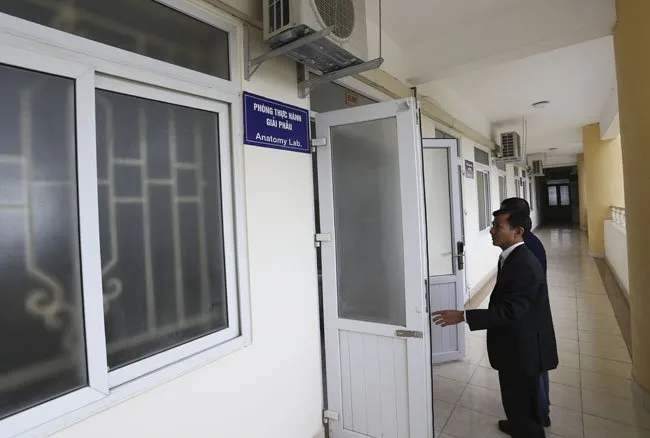 can canh noi dao tao y duoc cua dh kinh doanh va cong nghe hinh anh 2