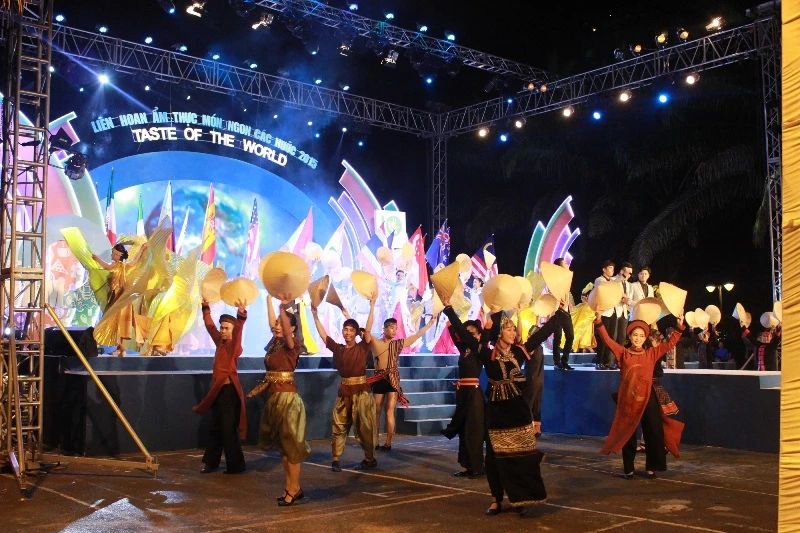 Hàng ngàn người chen chân tại Liên hoan ẩm thực món ngon các nước ảnh 1 Hàng ngàn người chen chân tại Liên hoan ẩm thực món ngon các nước ảnh 1