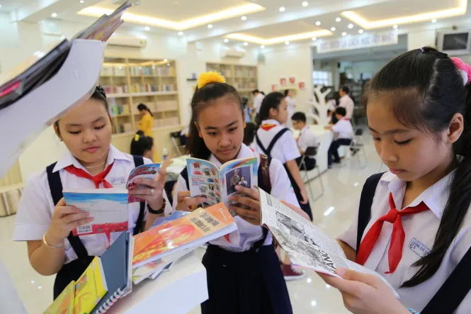 Học sinh Trường THPT Lương Thế Vinh (Q.1, TP.HCM) đọc sách trong giờ ra chơi - Ảnh: Như Hùng