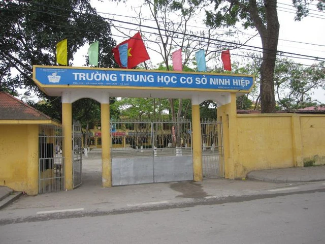 Hà Nội: Hàng nghìn học sinh nghỉ học phản đối xây trung tâm thương mại ảnh 1